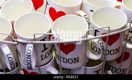 Becher und Tassen mit Ich liebe London Zeichnung. Diese sind einige der Souvenirs in den Straßen von London gefunden Stockfoto