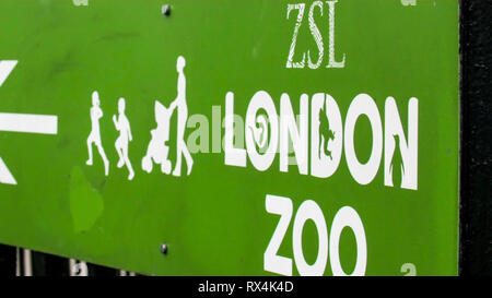 Der Eingang Beschilderung des London Zoo. London Zoo ist die Weltälteste wissenschaftliche Zoo. Stockfoto
