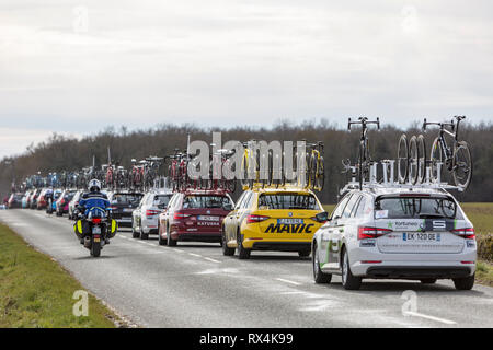 Fains-la-Folie, Frankreich - 5. März 2018: Heck Bild der Konvoi von technischen Autos des Teams Fahren auf einer Landstraße nach dem Überschreiten der Pel Stockfoto