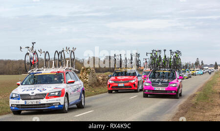 Fains-la-Folie, Frankreich - 5. März 2018: Heck Bild der Konvoi von technischen Autos des Teams Fahren auf einer Landstraße nach dem Überschreiten der Pel Stockfoto