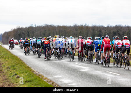 Fains-la-Folie, Frankreich - 5. März 2018: Heck Bild des peoton reiten auf einer Landstraße in der Phase 2 von Paris-nizza 2018. Stockfoto