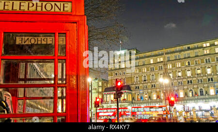 Die rote Telefonzelle auf der Seite gehen. Zu sehen sind schnell movung Autos und Gebäude auf der Rückseite Stockfoto