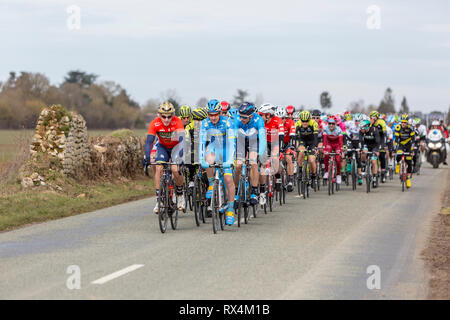 Fains-la-Folie, Frankreich - 5. März 2018: Die peoton reiten auf einer Landstraße in der Phase 2 von Paris-nizza 2018. Stockfoto