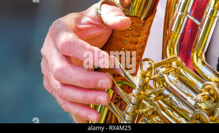 Goldene Trompete spielen in der Band. Eine Trompete ist ein Musikinstrument. Es hat die höchste Register im Messing Familie. Stockfoto