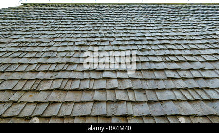 Schwarz Holz Einzel-shakes des Daches. Das Dach des Hauses ist von der Schindel, Shakes Stockfoto