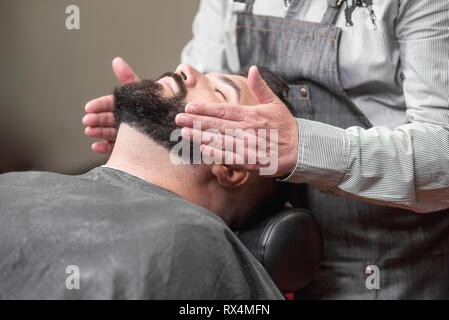 Haarstilist Anwendung nach der Rasur Lotion zum Friseur. Stockfoto