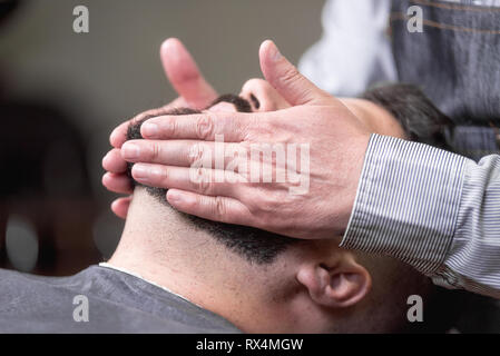 Haarstilist Anwendung nach der Rasur Lotion zum Friseur. Stockfoto