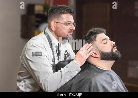 Haarstilist Anwendung nach der Rasur Lotion zum Friseur. Stockfoto