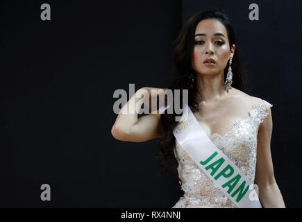 Eine Schönheit Kandidat aus Japan, Van gesehen backstage Vorbereitung vor dem Finale der jährlichen Miss International Queen 2019 Transvestit Wettbewerb im Beach Resort in Pattaya, Thailand. Stockfoto