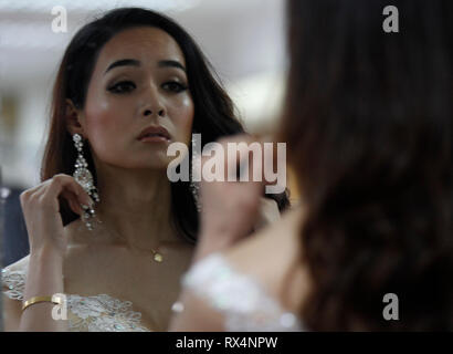 Eine Schönheit Kandidat aus Japan, Van gesehen backstage Vorbereitung vor dem Finale der jährlichen Miss International Queen 2019 Transvestit Wettbewerb im Beach Resort in Pattaya, Thailand. Stockfoto