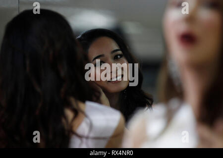 Eine Schönheit Kandidat aus Japan, Van (C) Vorbereitung backstage vor dem Finale der jährlichen Miss International Queen 2019 Transvestit Wettbewerb im Beach Resort in Pattaya, Thailand. Stockfoto