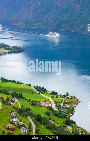 Cruise Liner in den Fjord von aurlandsfjord in der Nähe der Ortschaft Flam, Norwegen Stockfoto