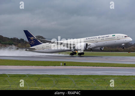 Saudi airlines Boeing Dreamliner hebt ab. Stockfoto