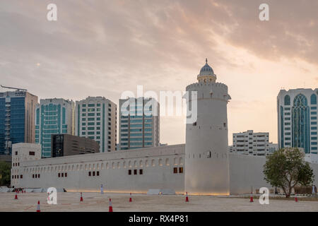 Abendlicher Blick von Qasr Al Hosn Abu Dhabi ist ein 250 Jahre altes Fort, hat die Heimat einer Herrscherfamilie von Abu Dhabi, VAE. Stockfoto