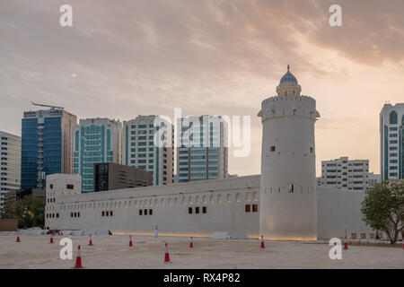 Abendlicher Blick von Qasr Al Hosn Abu Dhabi ist ein 250 Jahre altes Fort, hat die Heimat einer Herrscherfamilie von Abu Dhabi, VAE. Stockfoto