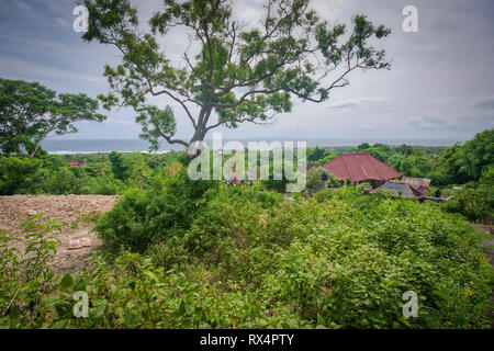 Der Blick auf das Meer von der Spitze der Insel Nusa Lembongan, in der Nähe von Bali in Indonesien Stockfoto