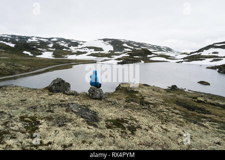 Norwegen, See Flyvotni. In der Nähe von Sogn und Fjordane County Road. Norwegische touristische Route Aurlandsfjellet läuft von aurlandsvangen zu Laerdalsoyri. Traveler l Stockfoto