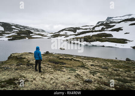 Norwegen, See Flyvotni. In der Nähe von Sogn und Fjordane County Road. Norwegische touristische Route Aurlandsfjellet läuft von aurlandsvangen zu Laerdalsoyri. Traveler l Stockfoto