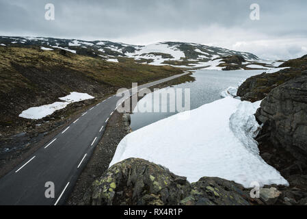 Mountain Road und Bjorgavegen Flyvotni See. Norwegische touristische Route Aurlandsfjellet läuft von aurlandsvangen zu Laerdalsoyri Stockfoto