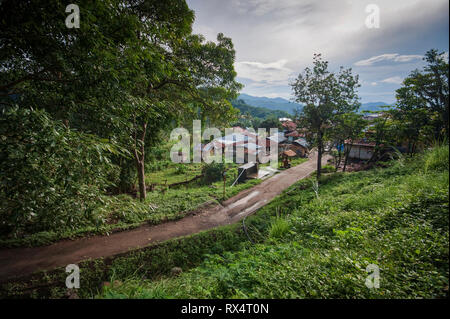 Ein kleines Dorf namens Air Panas Liasembe an einem nebligen Tag in den Bergen auf Flores Island in Indonesien Stockfoto