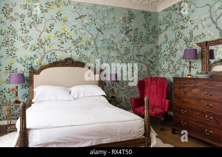 Georgische Schlafzimmer mit Tapete Stockfoto