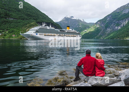 Geirangerfjord Kreuzfahrt. Ein Märchen von der Förde. Paar genießt einen majestätischen Blick in Norwegen. In der Nähe der touristischen Stadt Geiranger Stockfoto