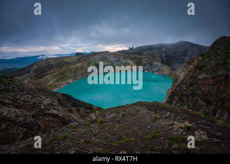 Dreifarbige Seen am Mount Kelimutu auf der Insel Flores in Indonesien Stockfoto