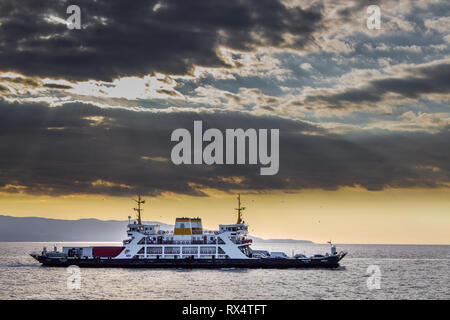 Izmit Topcular Eskihisar, Yalova,/Türkei - vom 26. Oktober 2018: Eskihisar - Topcular Fähre Fähre. Halidere Fähre Stockfoto