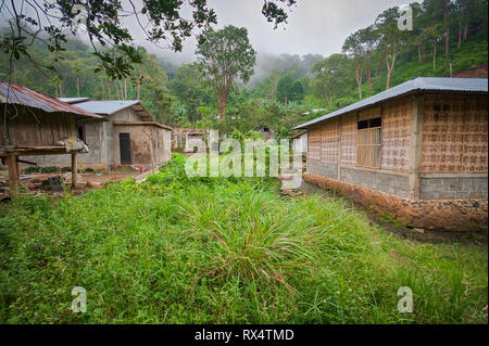 Ein kleines Dorf namens Air Panas Liasembe an einem nebligen Tag in den Bergen auf Flores Island in Indonesien Stockfoto