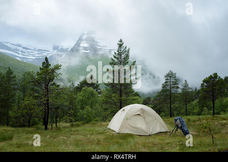 Sicht auf die Berge und in das Tal Das Tal Innerdalen, Norwegen. Touristische Zelt auf der grünen Wiese Stockfoto