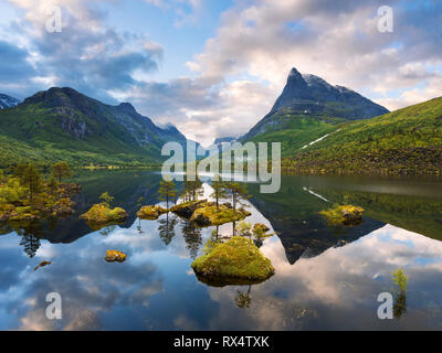 Das Tal Innerdalen - Berg Tal von Norwegen. Sommer Landschaft mit Innerdalsvatna See und der berggipfel von Innerdalstarnet. Reflexion im Spiegel Wasser Stockfoto