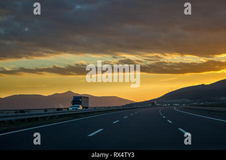 Sonnenuntergang auf der Autobahn Autobahn Stockfoto