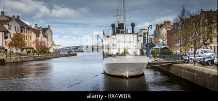 Ristaurante de Niro - The Cruz war ein Kreuzfahrtschiff, dann eine Piano-Bar, ein Nachtclub, ein Restaurant und ist jetzt am Ufer im Queen's Dock Leith festgemacht Stockfoto