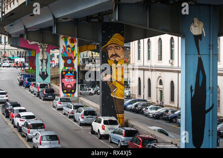 Genua, Italien - November 04, 2018 - Graffiti auf der Stadtautobahn Sopraelevata Aldo Moro Stockfoto
