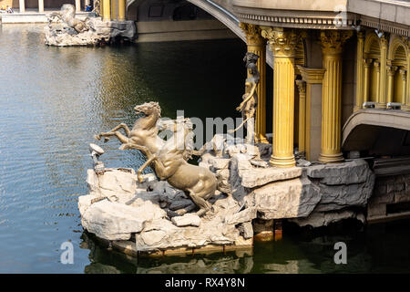 Pferdestatuen unter einem europäischen Stil Brücke der Haihe River Crossing im Zentrum von Tianjin, China Stockfoto