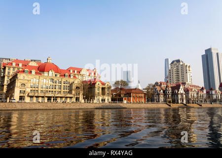 Gebäude im europäischen Stil entlang der Haihe River im Zentrum von Tianjin, China Stockfoto