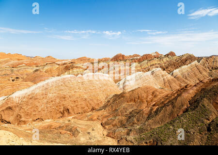 Danxia Feng, oder farbigen Rainbow Bergen, in Zhangye, Gansu, China. Hier der Blick vom Meer der Wolken Observation Deck Stockfoto