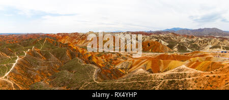 Danxia Feng, oder farbigen Rainbow Bergen, in Zhangye, Gansu, China. Hier der Blick von der bunten Wolken Observation Deck Stockfoto