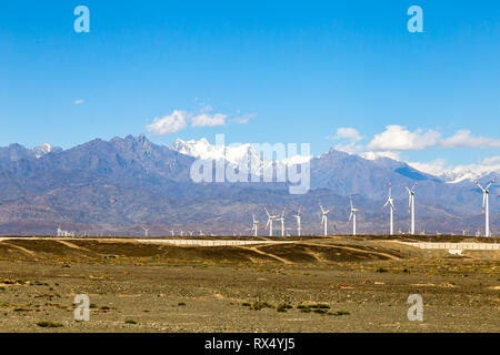 Aug 2017, Xinjiang, China. Einen Windpark in der Nähe von Urumqi, mit dem majestätischen Höhe des Tianshan dahinter. Die Wüsten von Xinjiang, die westlichste Provinz Stockfoto