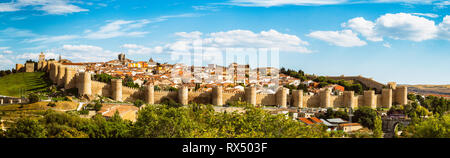 Panoramablick auf die Altstadt von Avila vom Mirador von Cuatro Postes, Spanien, mit seinen berühmten mittelalterlichen Stadtmauern. UNESCO-Welterbe. Cal Stockfoto