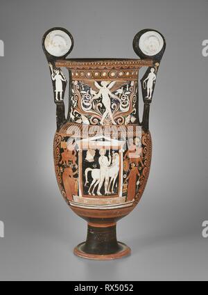 Spiralgehäuse Krater (Schüssel). Griechisch, Apulien, Italien; zum Weißen Sacco Gruppe zugeschrieben. Datum: 330 v. Chr.-320 v. Chr.. Abmessungen: 85 x 45,2 x 36,8 cm (33 1/2 x 18 x 14 1/2 in.). Terra-cotta, in den Roten dekoriert - Abbildung Technik. Herkunft: Apulien. Museum: Das Chicago Art Institute. Thema: ALTGRIECHISCH. Stockfoto