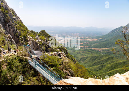 Hängebrücke und Sanhuang Basilika auf dem Gipfel des Songshan Berg, Dengfeng, China. Songshan ist die höchste der fünf heiligen Berge Chinas de Stockfoto