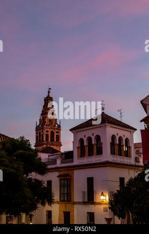 Blick auf den Glockenturm und ehemalige Minarett der Mezquita aus den Straßen von Cordoba bei Sonnenuntergang, Andalusien, Spanien Stockfoto