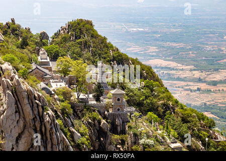 Sanhuang Basilika auf dem Gipfel des Songshan Berg, Dengfeng, Henan, China. Songshan ist die höchste der fünf heiligen Berge Chinas zu Tao gewidmet Stockfoto