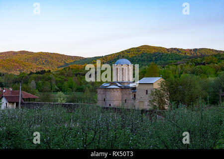 Das orthodoxe Kloster von Sisojevac, mit der Kirche des Heiligen Verklärung ist in Serbien in der Nähe des Flusses Crnica im Dorf Sisevac. Stockfoto