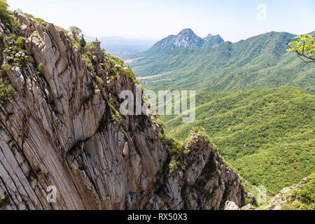 Sanhuang Basilika auf einer Klippe auf dem Gipfel des Songshan Berg, Dengfeng, Henan, China. Songshan ist die höchste der fünf heiligen Berge Chinas dedic Stockfoto