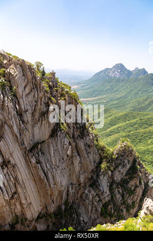 Sanhuang Basilika auf einer Klippe auf dem Gipfel des Songshan Berg, Dengfeng, Henan, China. Songshan ist die höchste der fünf heiligen Berge Chinas dedic Stockfoto