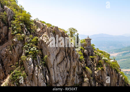 Sanhuang Basilika auf einer Klippe auf dem Gipfel des Songshan Berg, Dengfeng, Henan, China. Songshan ist die höchste der fünf heiligen Berge Chinas dedic Stockfoto