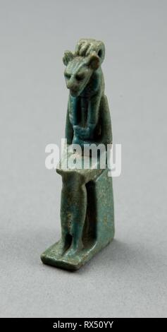 Amulett der Göttin Bastet. Ägyptische. Datum: 1070 v. Chr.-656 v. Chr.. Abmessungen: 5 x 2,2 x 1 cm (2 × 7/8 x 3/8 in.). Fayence. Herkunft: Ägypten. Museum: Das Chicago Art Institute. Thema: Alte ägyptische. Stockfoto