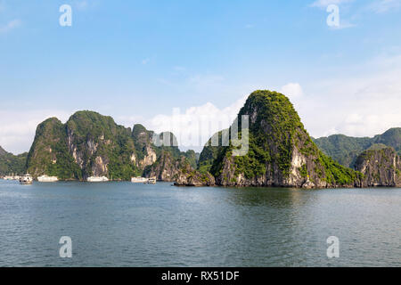 Kreuzfahrt Boote segeln unter die Karsterscheinungen in der Halong Bay, Vietnam, im Golf von Tonkin. Halong Bay ist ein UNESCO-Weltkulturerbe und die Stockfoto